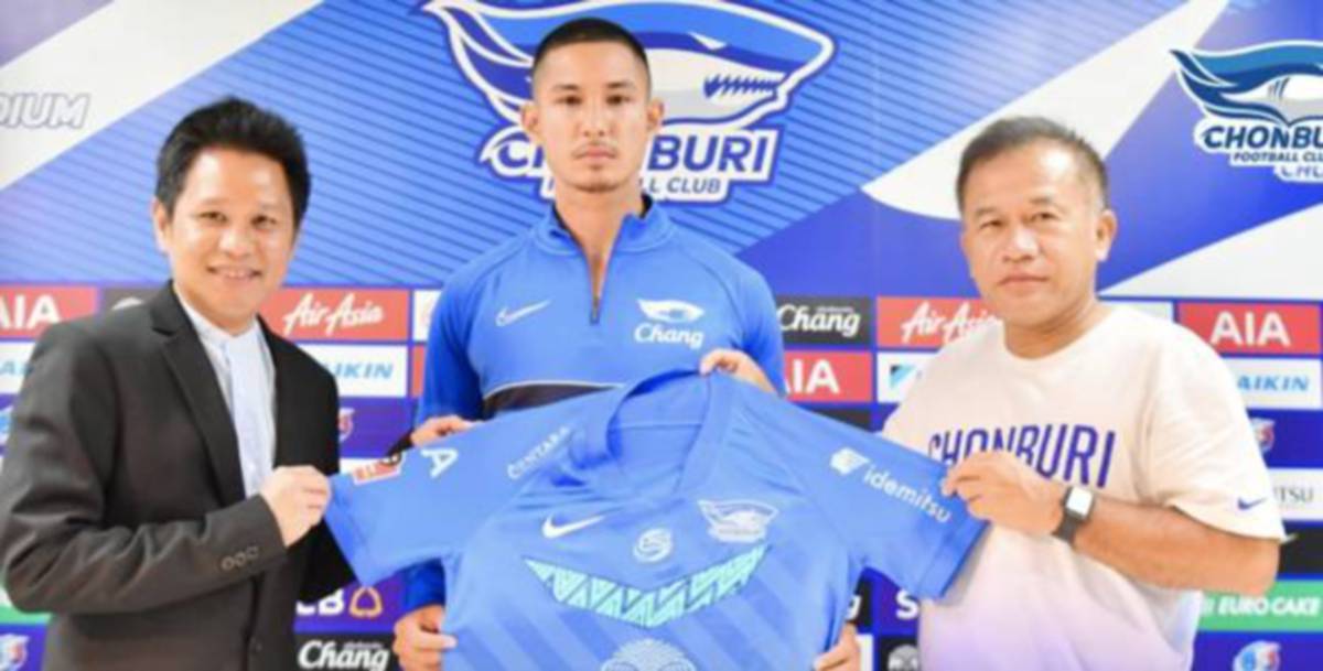 FAIQ (tengah) ketika diperkenalkan sebagai pemain terbaru Chonburi FC. FOTO Chonburi FC