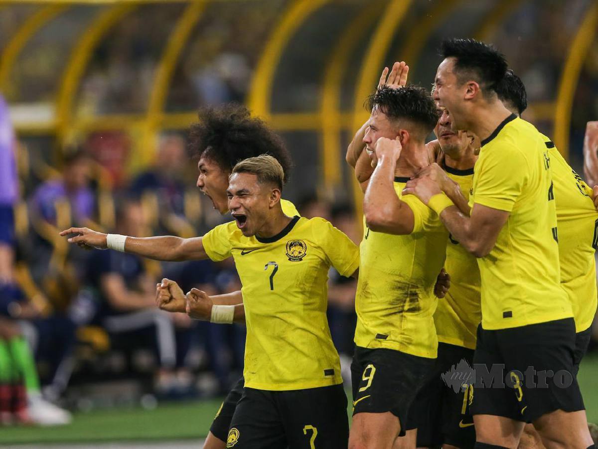 DARREN Lok (tengah) meraikan jaringan gol pertama Harimau Malaya bersama rakan sepasukan. FOTO Aswadi Alias