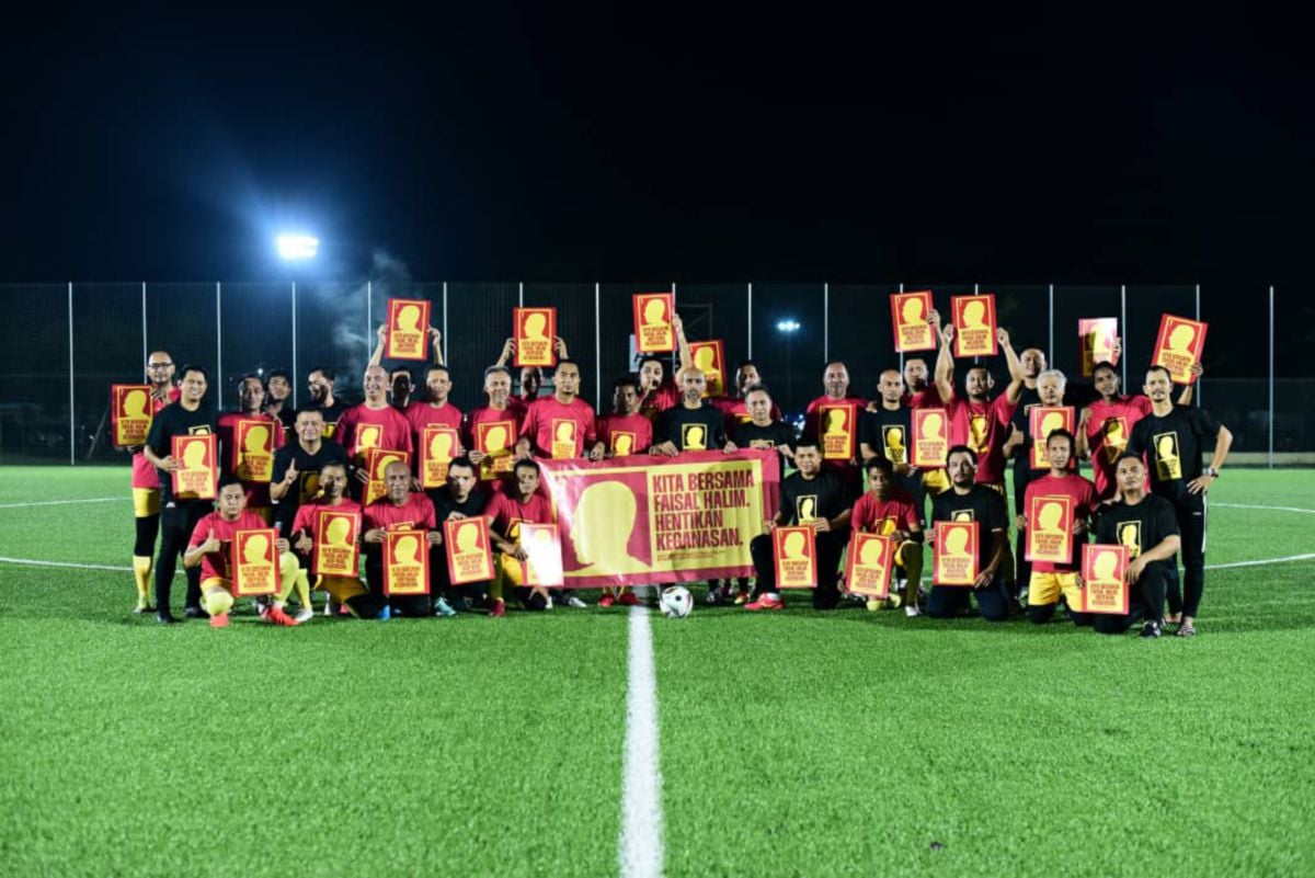 SEBAHAGIAN aksi penyokong Selangor FC yang menzahirkan tanda sokongan dan solidariti di belakang Faisal Halim yang berlangsung di Pandamaran Arena di Klang, malam tadi. FOTO ZAID AYID