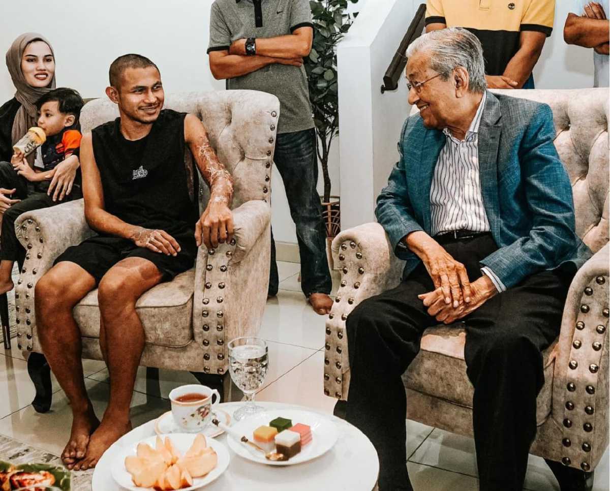 TUN Dr Mahathir meluangkan masa melawati Faisal. FOTO FAISAL HALIM