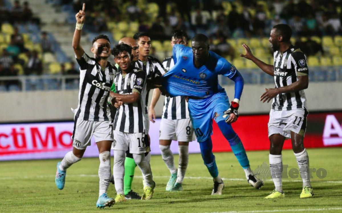 FAISAL meraikan jaringan penalti untuk gol kedua TFC. FOTO Ghazali Kori