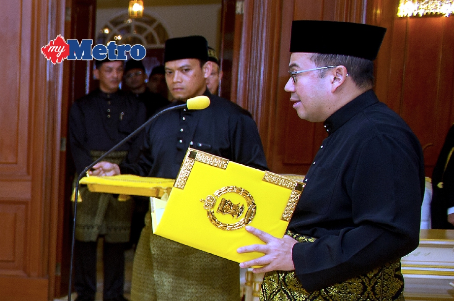 Tengku Dr Muhammad Faiz Petra Sultan Ismail Petra melafazkan sumpah jawatan Pemangku Raja Kelantan di depan Sultan Kelantan Sultan Muhammad V di Istana Kota Lama, Kota Bharu hari ini. - Foto BERNAMA 