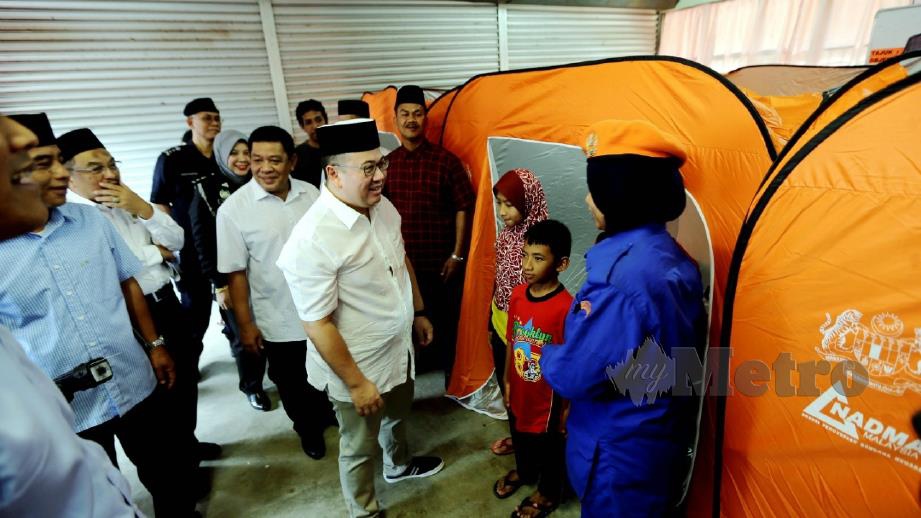 TENGKU Mahkota Kelantan, Dr Tengku Muhammad Fa-iz Petra berkenan melawat mangsa banjir pada Majlis Pengurniaan Bantuan Banjir Jajahan Pasir Mas Tahun 2019 di Sekolah Kebangsaan (SK) Bakong, Pasir Mas, semalam. FOTO Syamsi Suhaimi