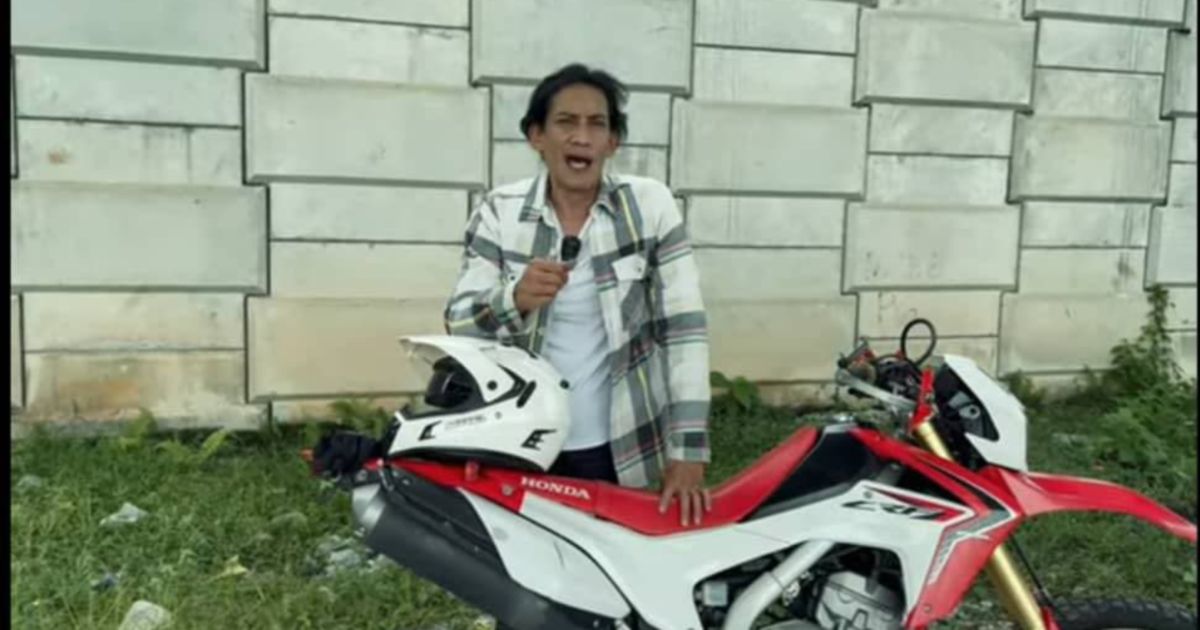 Faizal Hussein pamer aksi di atas motor Scrambler