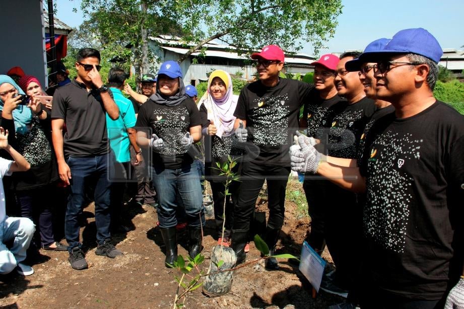 MENTERI Besar Perak Datuk Seri Ahmad Faizal Azumu (lima, kanan) selepas merasmikan Program Lestari Komuniti dan Alam Sekitar Kampung Dew, di sini hari ini. FOTO Bernama. 