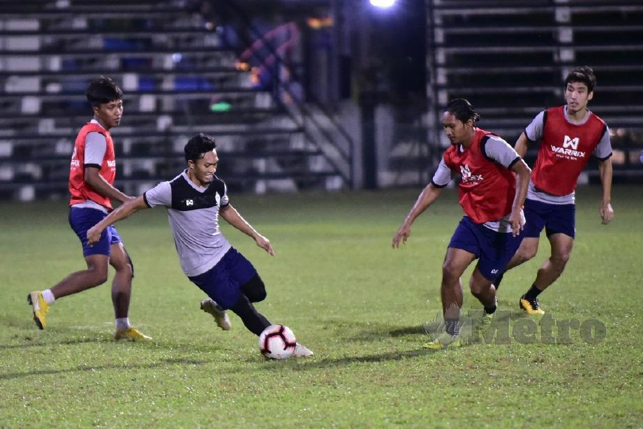 KEUPAYAAN Faizal (dua dari kanan) berjaya mencuri tumpuan  Melaka United. - FOTO Nazri Abu Bakar