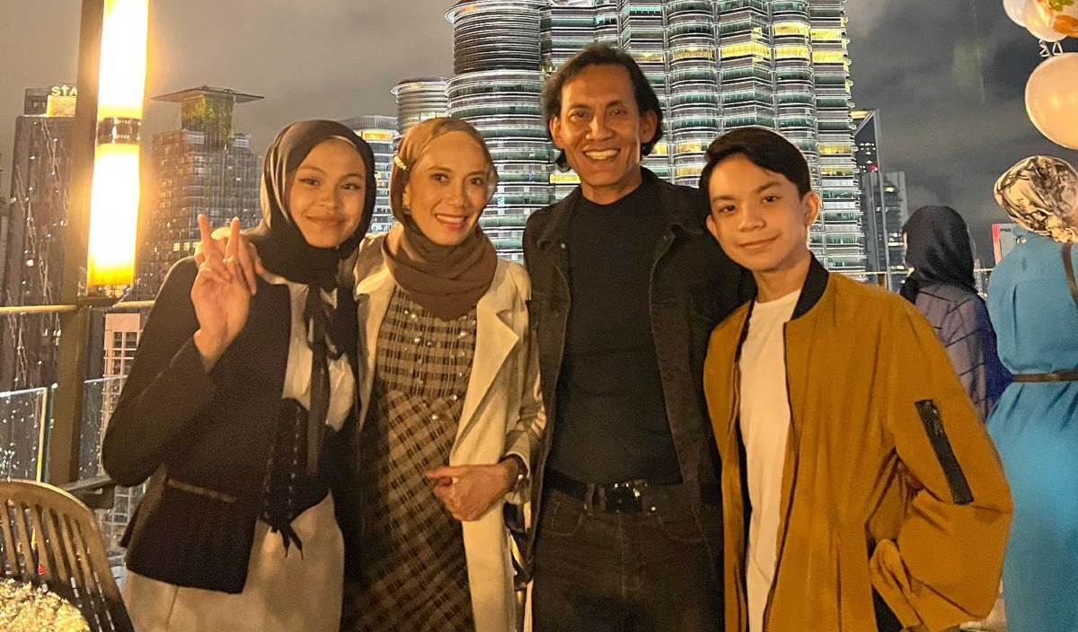 FAIZAL bersama isteri, Suhaila serta anak-anak, Fazryn (dari kiri) dan Fazrick. FOTO Instagram Faizal Hussein