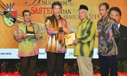 LATIP menerima anugerah Penulis Terbaik Negeri Sembilan kategori novel daripada Menteri Besar Datuk Seri Mohamad Hassan.