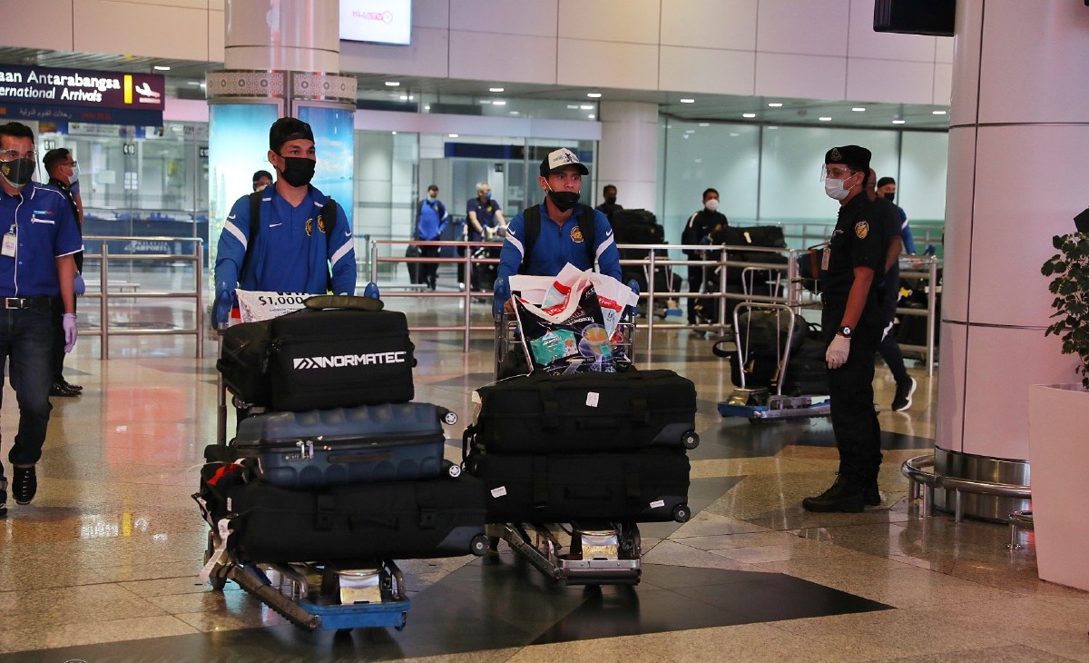 Pemain skuad Harimau Malaya bersama beg masing-masing sejurus tiba di KLIA. FOTO Ihsan FAM