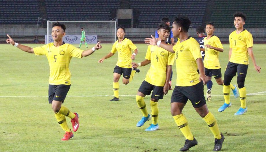 ADAM Uwais (kiri) meraikan gol pertama bersama rakan sepasukan. — FOTO Persatuan Bolasepak Malaysia