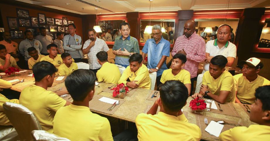PEMAIN B-22 mendengar amanat terakhir Presiden FAM, Datuk Hamidin Mohd Amin (tengah) pada majlis makan malam sebelum ke Manila. — FOTO Persatuan Bolasepak Malaysia 