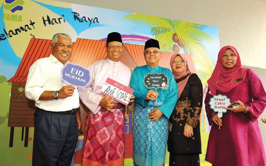 AHMAD Shabery dan Badruddin (tengah) pada Majlis Sambutan Aidilfitri FAMA di Selayang, Selangor, baru-baru ini.