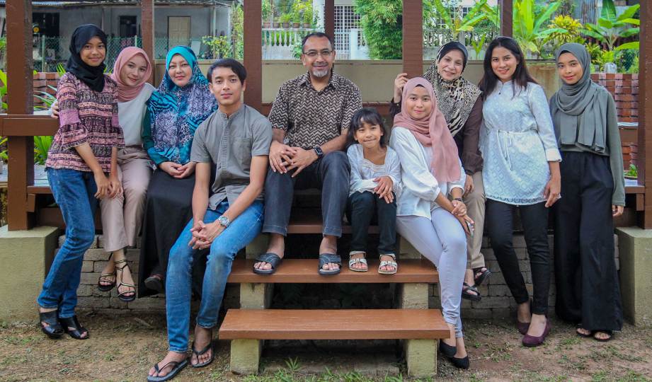 EZUMI (tengah) bersama ahli keluarga besarnya di rumah mereka di Ukay Perdana. FOTO Asyraf Hamzah