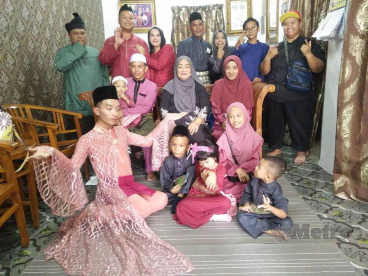 MUHAMMAD Fadrullah (duduk kiri) bergambar kenangan dengan keluarga. FOTO ihsan Muhammad Faddrullah Ismail