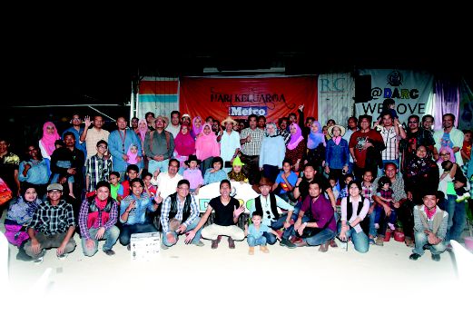 Mustapa (tengah) bersama kakitangan dan ahli keluarga pada Hari Keluarga Harian Metro di DARC. 