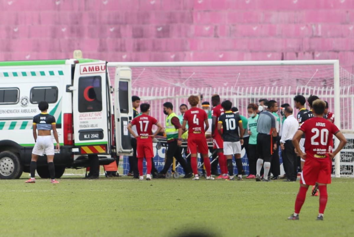 Penjaga gol Skuad Projek FAM-MSN, Muhamad Haziq Mukriz mengalami kecederaan dibawa ke hospital setelah terlanggar tiang gol, pada aksi Liga Perdana. 