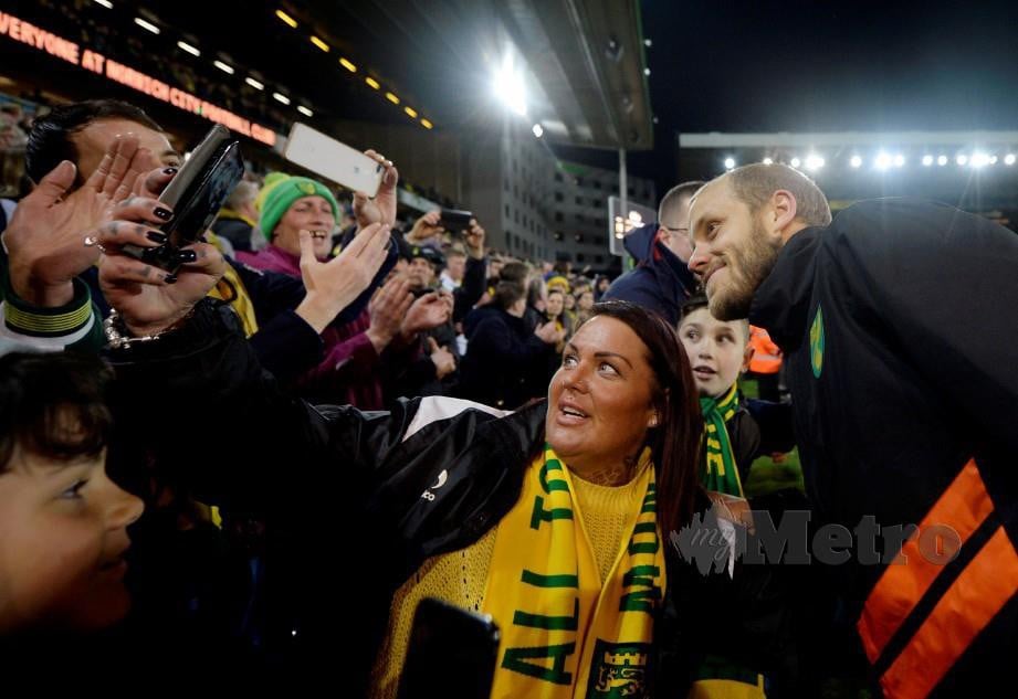 Pemain Norwich City, Teemu Pukki bergambar bersama peminat selepas aksi Liga Kejuaraan awal pagi ini. FOTO Reuters.