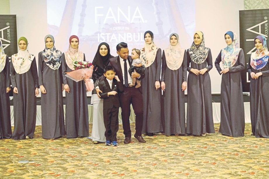 KOLEKSI Eid Mubarak 2018 Fana Couture dilancarkan di Elit World, Istanbul, Turki .