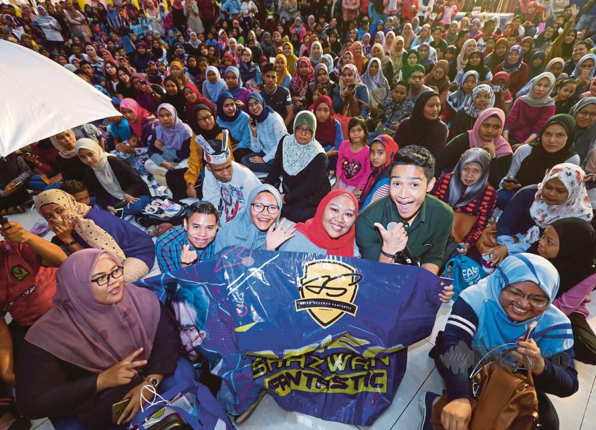 PENYANYI, Afieq Syazwan bersama kelab peminat ketika siri jelajah ABPBH 32 di Aman Sentral Alor Setar, Kedah tahun lalu. FOTO ARKIB NSTP