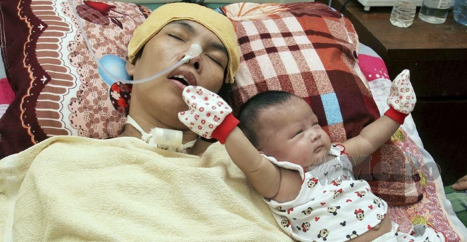 FARAH Hanis di sisi ibunya, Kamareeah yang koma selepas mengalami kejang dan sawan berikutan tumor semakin membesar. FOTO arkib NSTP