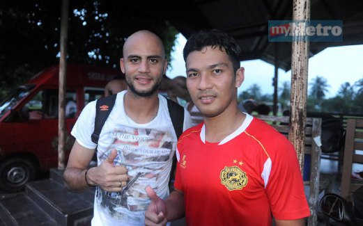 MOHD Nor Farhan Muhamad (kanan) bersama Carrillo selepas  selesai  latihan, semalam.