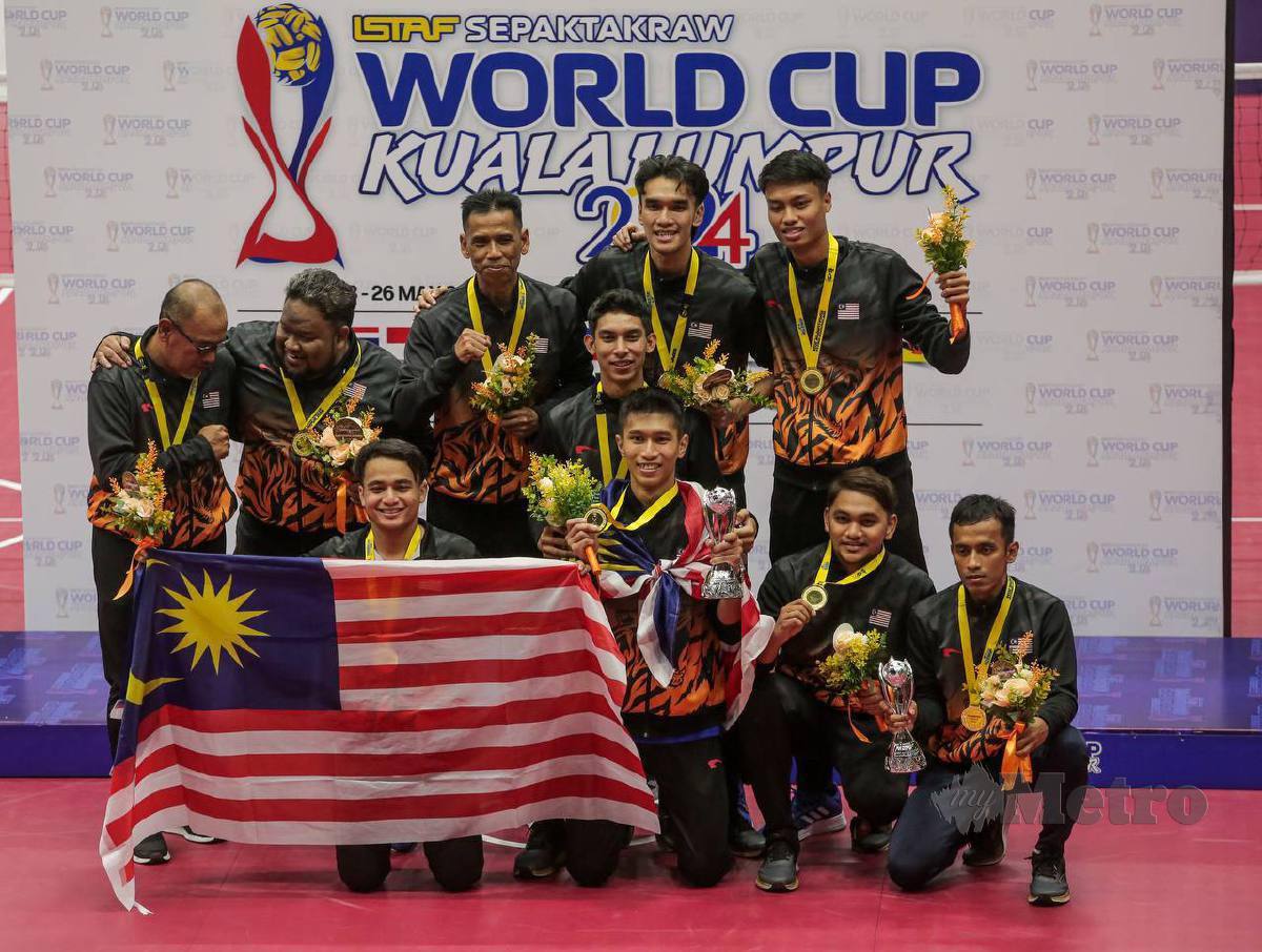 PASUKAN Sepak Takraw Lelaki Malaysia meraikan kemenangan berganda selepas menewaskan pasukan Thailand pada perlawanan Final Regu dan Double Lelaki Sepak Takraw Piala Dunia 2024 di Stadium Titiwangsa. FOTO HAZREEN MOHAMAD