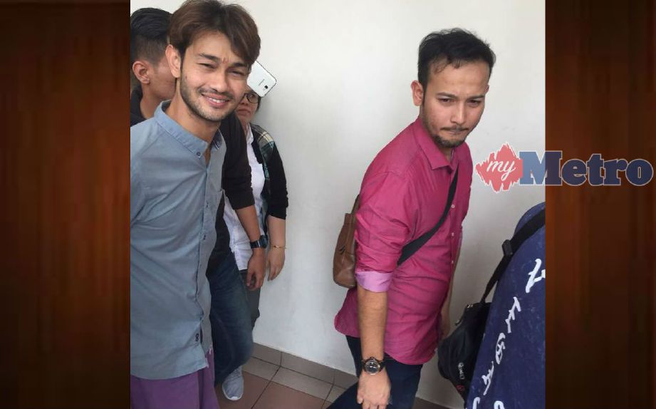 Farid Kamil dibawa ke Kompleks Mahkamah Petaling Jaya sambil diiringi anggota polis mahkamah. Gambar Syarafiq Abd Samad