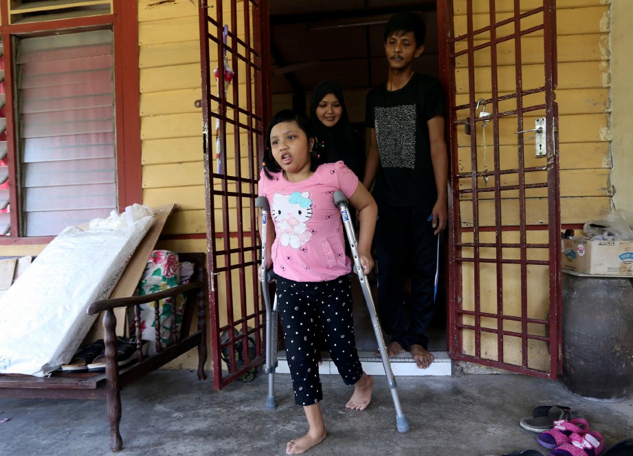 Farisha Alina yang menghadapi masalah kecacatan kaki (CTEV), ingin menjalani kehidupan seperti rakan-rakan lain. NSTP/Adi Safri.