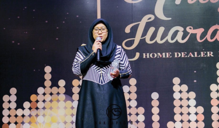 NURAFIQAH diberi peluang berucap selepas menerima pengiktirafan tertinggi, Anugerah Juara Susu.
