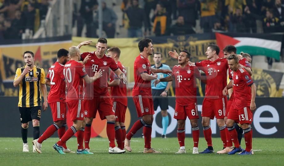PEMAIN Bayern meraikan kemenangan mereka. -Foto AFP