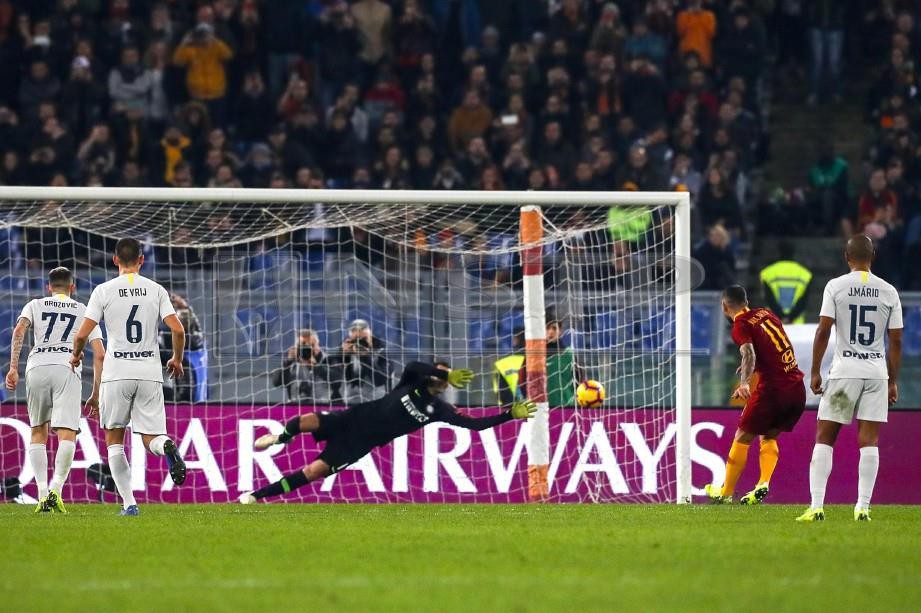 KOLAROV (dua dari kanan) jaring gol penyamaan buat Roma. -Foto Reuters
