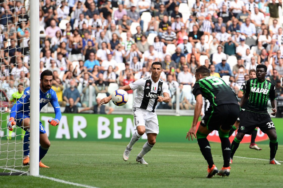 RONALDO (tengah) jaring gol pertama ketika menentang Sassuolo. -Foto AFP
