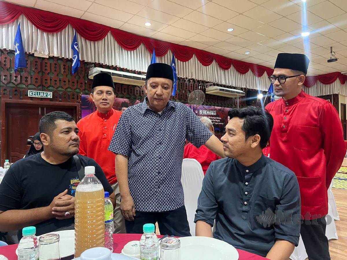 AHMAD Jazlan (tiga dari kiri) beramah mesra dengan pengamal media di Majlis Berbuka Puasa Bersama Ketua Bahagian UMNO Kelantan, di sini, hari ini. FOTO  Nor Fazlina Abdul Rahim