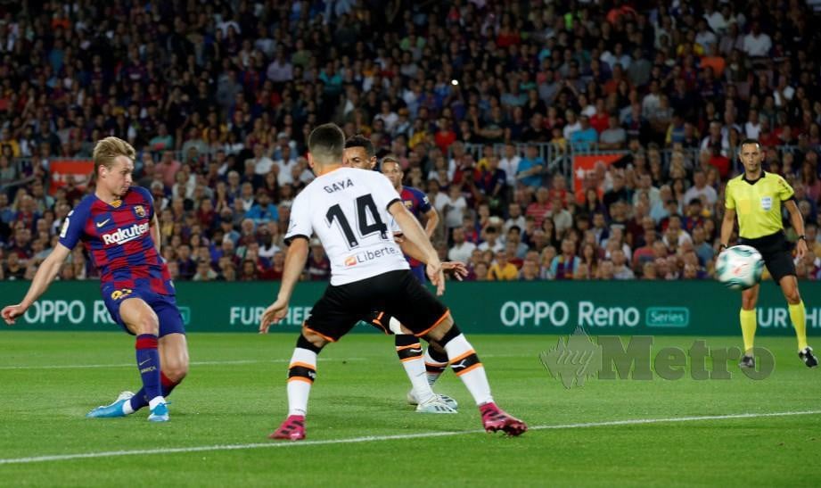 DE JONG (kiri) menjaringkan gol kedua Barca hasil umpanan Fati. — FOTO Reuters