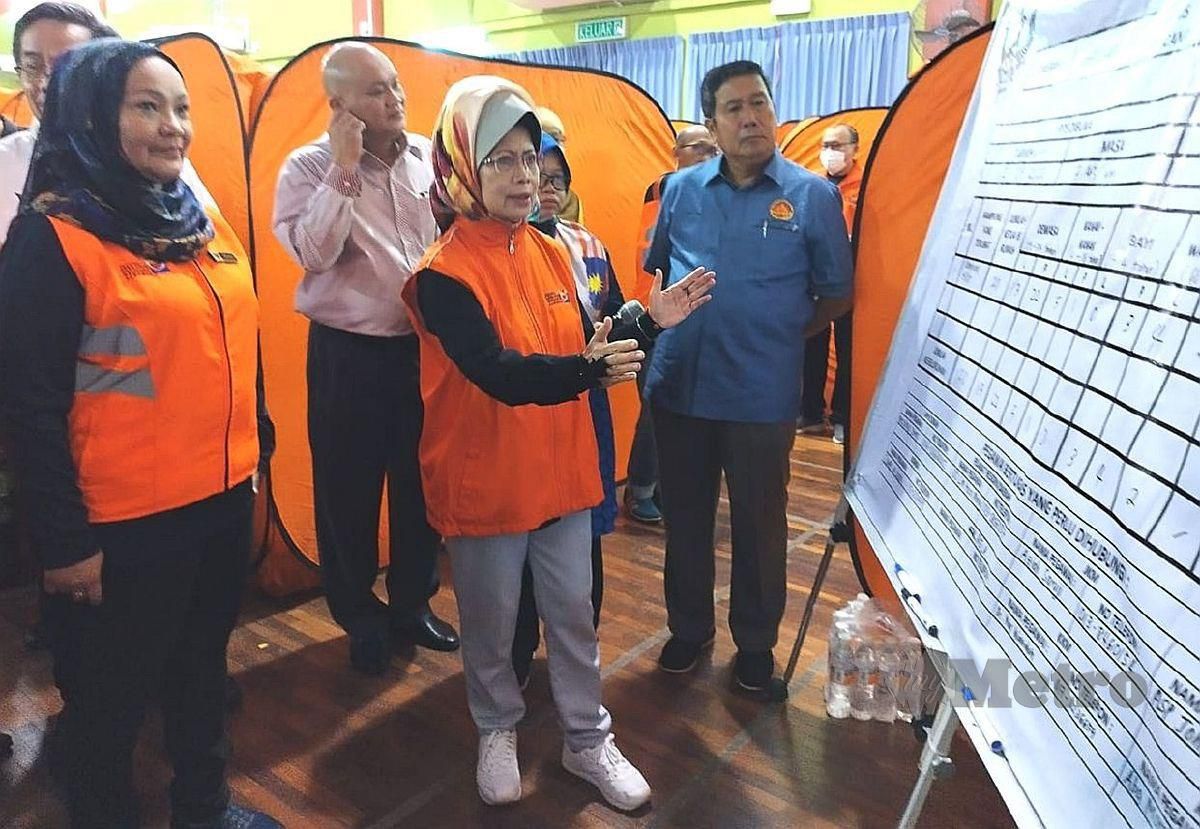 Fatimah meninjau persiapan di PPS dalam Latih Amal dan Simulasi Bencana Peringkat Negeri Sarawak 2022 di Dewan Serbaguna Ranchan, Serian. FOTO MOHD ROJI KAWI