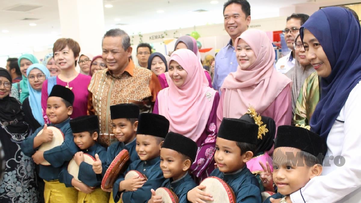 FADHLINA (dua dari kanan) bergambar bersama kumpulan kompang kanak-kanak prasekolah. FOTO  Mohd Amin Jalil.
