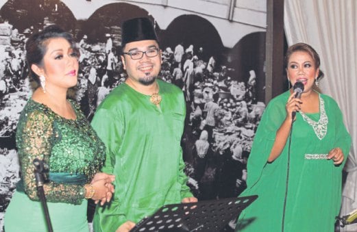 MEMBUAT persembahan bersama Ifa Raziah (kanan) dan Linda Eva.