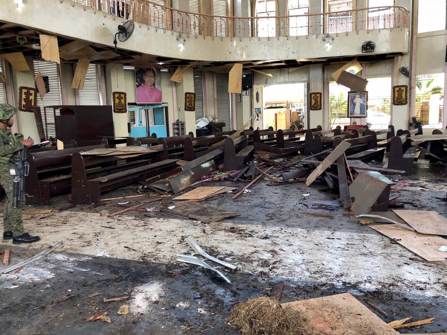 TENTERA Filipina menunjukkan kerosakan dalam gereja Katolik di Jolo, wilayah Sulu, Filipina susulan serangan bom. FOTO/AFP