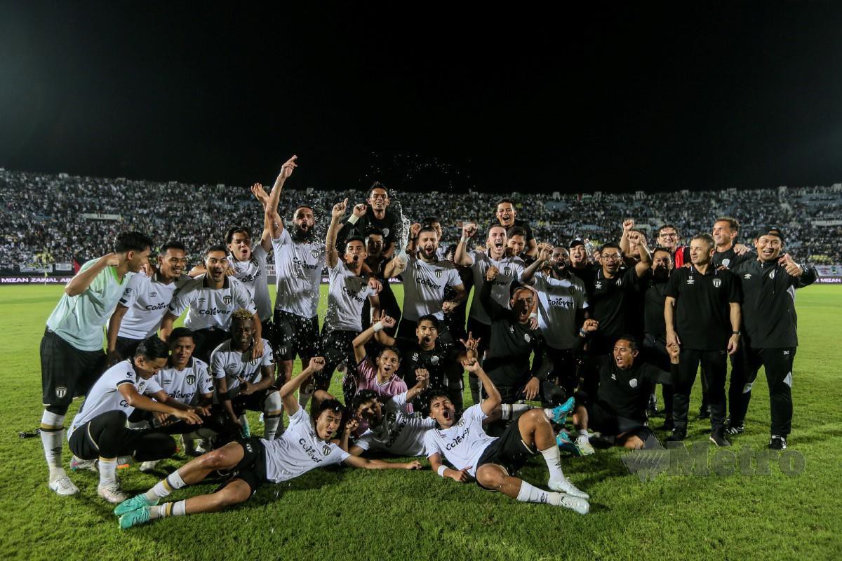 PEMAIN Terengganu FC meraikan kemenangan pada perlawanan separuh akhir Kedua Piala Malaysia menentang Kuala Lumpur City FC di Stadium Sultan Mizan Zainal Abidin. FOTO GHAZALI KORI
