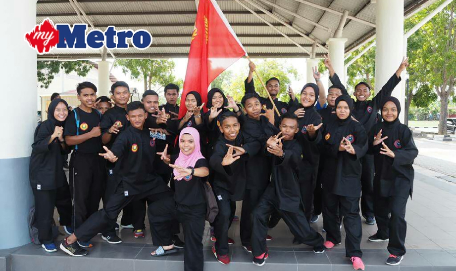 PASUKAN Silat Remaja Kedah selepas acara penyerahan bendera sempena Kejuaran Silat Remaja Kebangsaan Ke-9 yang akan diadakan di Baling, Kedah pada 1 hingga 4 Ogos ini. FOTO Izzali Ismail