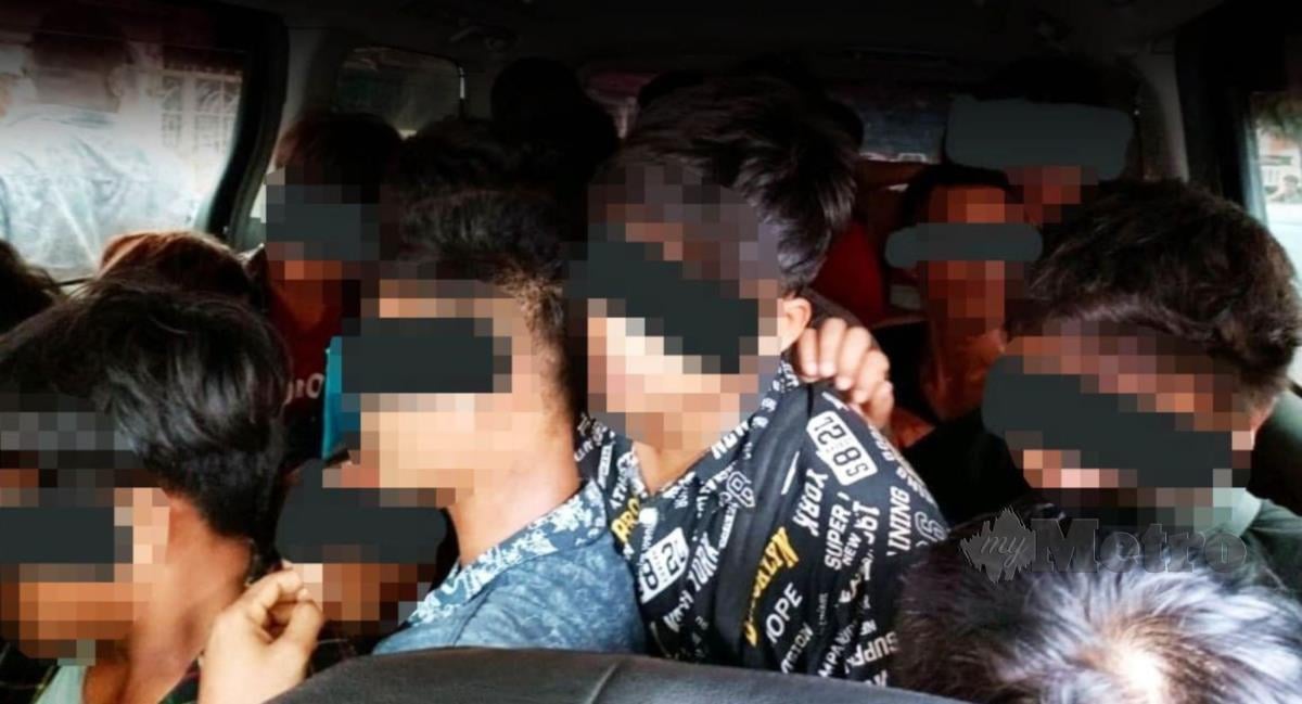 KENDERAAN Toyota Velfire yang dipandu remaja membawa kepada penemuan 25 Pati di Jalan Selinsing, ibu kota. Hasil pemeriksaan polis berjaya menemui 19 lelaki dan enam wanita berusia 15 hingga 39 tahun yang tidak memiliki sebarang dokumen perjalanan. 