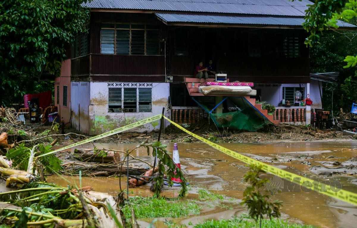 SEBUAH rumah di Kampung Setol yang terjejas akibat banjir disebabkan fenomena kepala air Gunung Jerai. FOTO Luqman Hakim Zubir.