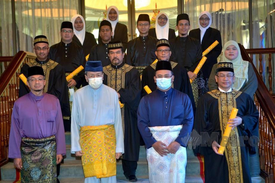 SULTAN Sharafuddin (barisan hadapan dua dari kiri) bersama penerima surat watikah perlantikan pada Istiadat Perlantikan Jawatan Kepada 21 Penerima di Istana Bukit Kayangan, Shah Alam. FOTO FAIZ ANUAR 