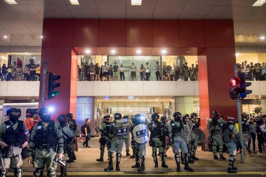 ANGGOTA keselamatan ketika mengawal keadaan di bandar Hong Kong. FOTO/AFP 