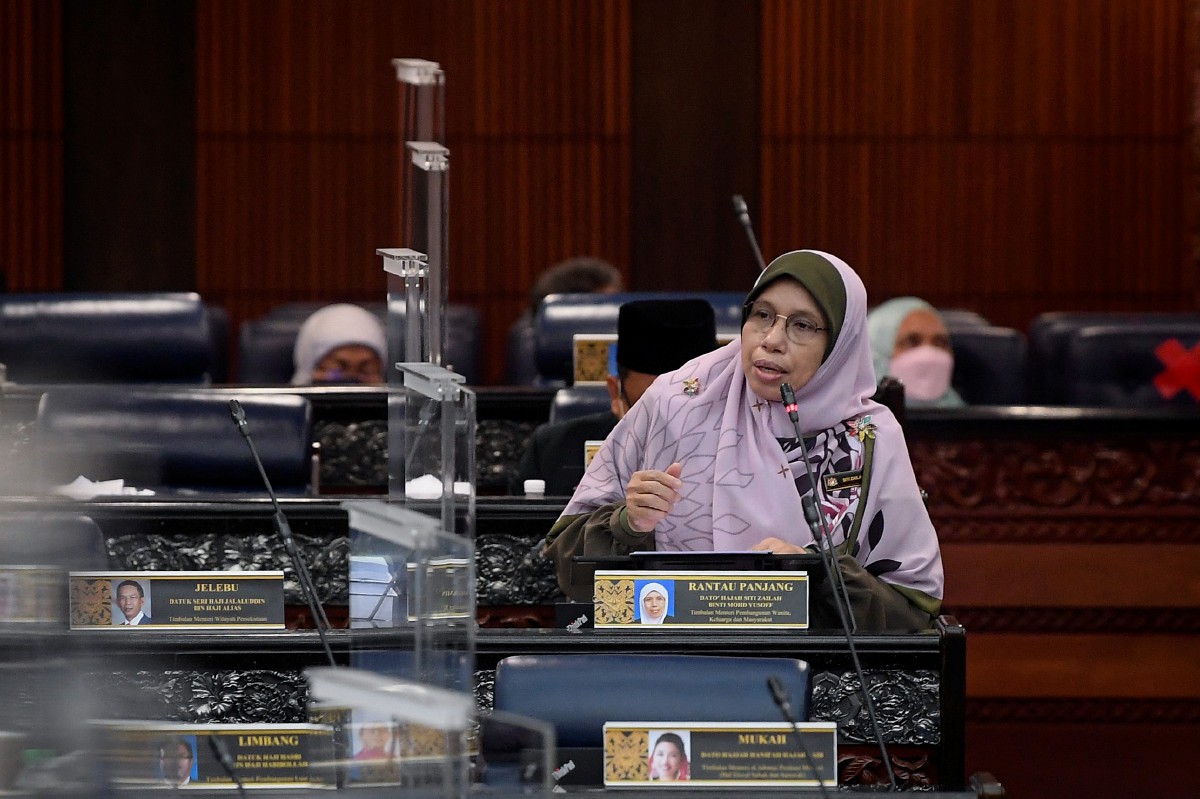 Siti Zailah menjawab soalan pada Pertanyaan-pertanyaan Jawab Lisan sempena Mesyuarat Penggal Keempat, Parlimen ke-14 di Bangunan Parlimen hari ini. FOTO BERNAMA