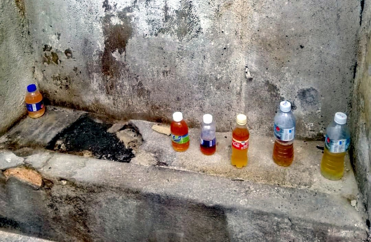 BOTOL berisi air kencing yang diatur gelandangan yang berkeliaran di Pasar Seni di sini. FOTO MOHAMAD SHAHRIL BADRI SAALI