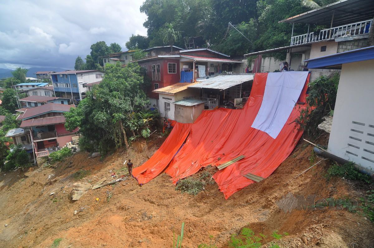 TINJAUAN di lokasi tanah runtuh di Kampung Kopungit hari ini. FOTO MOHD ADAM ARININ