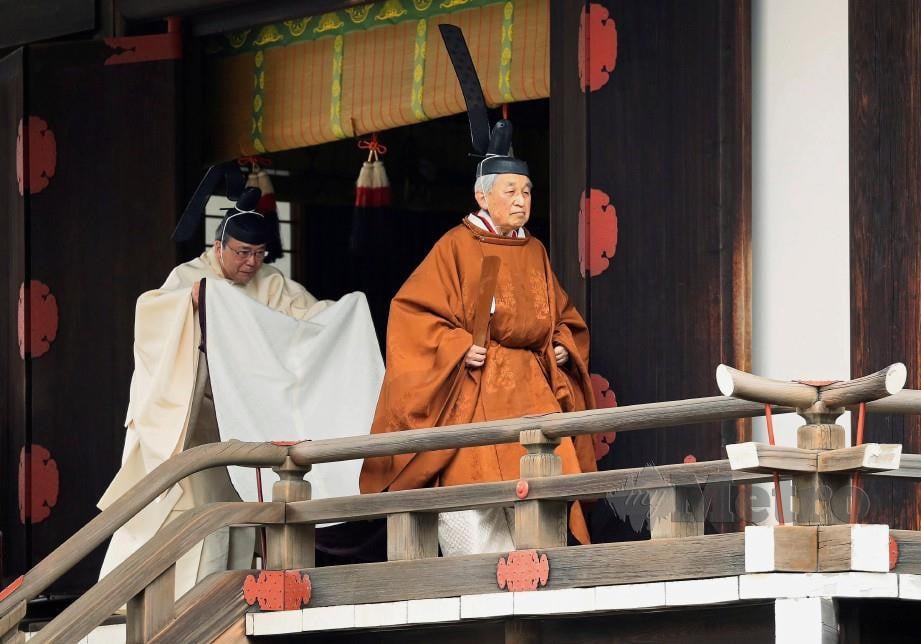 MAHARAJA Akihito (kanan) ketika menghadiri upacara turun takhta. -Foto Reuters