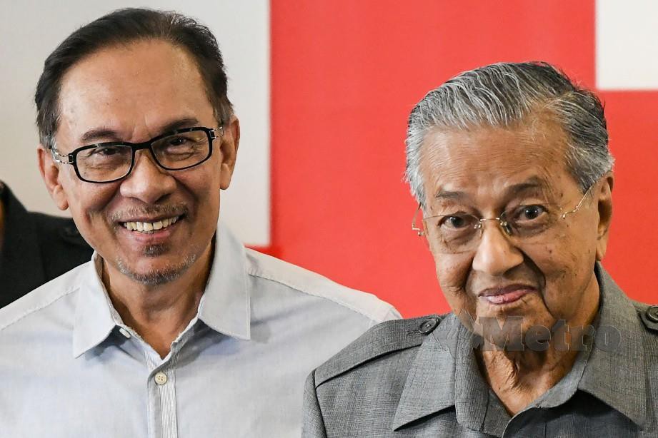ANWAR (kiri) menyatakan bahawa Tun Mahathir kecewa dengan kemelut politik yang melanda negara ini. FOTO NSTP