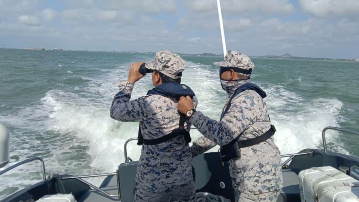 Op Carilamat mencari tiga PATI warga Indonesia yang masih hilang susulan bot karam dalam kejadian di Teluk Ramunia, Kota Tinggi. FOTO IHSAN APMM Johor